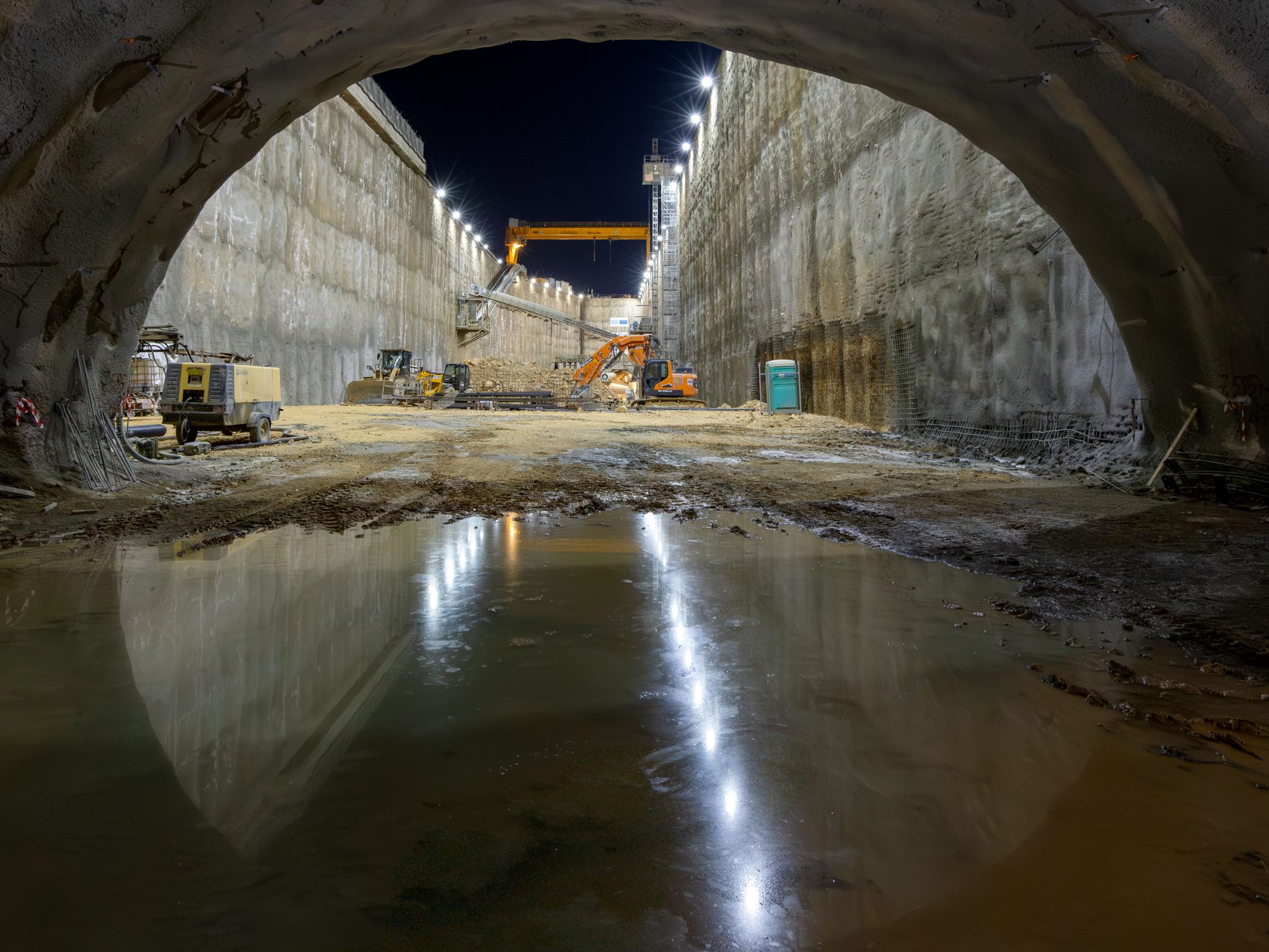 Veikou over triple-track Forestation Tunnel
