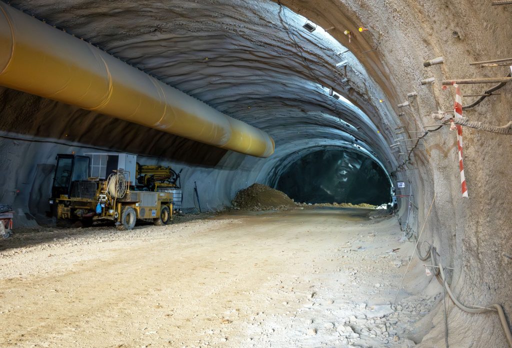 Veikou over triple-track Forestation Tunnel